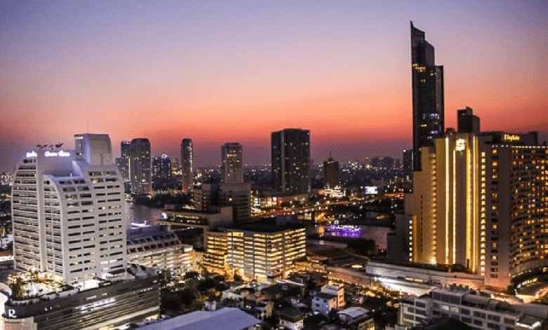 Desde los templos dorados hasta experiencias digitales de última generación, Tailandia cautiva tanto al viajero romántico como al amante de la tecnología.