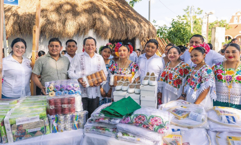 En Uayma, el Gobernador Joaquín Díaz Mena entregó indumentaria e insumos a grupos folklóricos, charangas infantiles y parteras mayas, anunciando además un apoyo económico bimestral para 2026