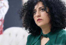 Las fuerzas de seguridad de Irán arrestaron de forma violenta a Narges Mohammadi, Premio Nobel de la Paz 2023, durante un homenaje al abogado Khosrow Alikordi.