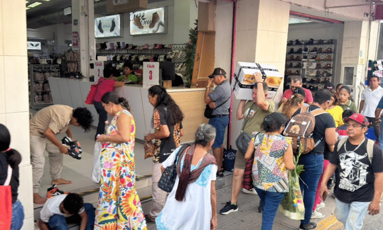 A una semana de la Navidad, el centro histórico de Mérida registra una intensa afluencia de personas que realizan compras anticipadas para las celebraciones decembrinas.