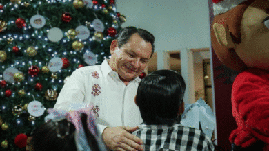 El Gobernador del estado, Joaquín Díaz Mena, y la presidenta honoraria del DIF Yucatán, Wendy Méndez Naal, encabezaron el encendido del árbol navideño en Casa Otoch, llevando momentos de alegría