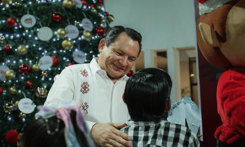 El Gobernador del estado, Joaquín Díaz Mena, y la presidenta honoraria del DIF Yucatán, Wendy Méndez Naal, encabezaron el encendido del árbol navideño en Casa Otoch, llevando momentos de alegría
