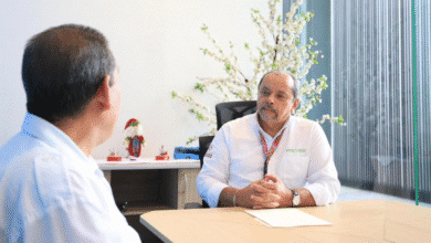 reconocen a taxista por devolver 300 mil pesos a adulto mayor