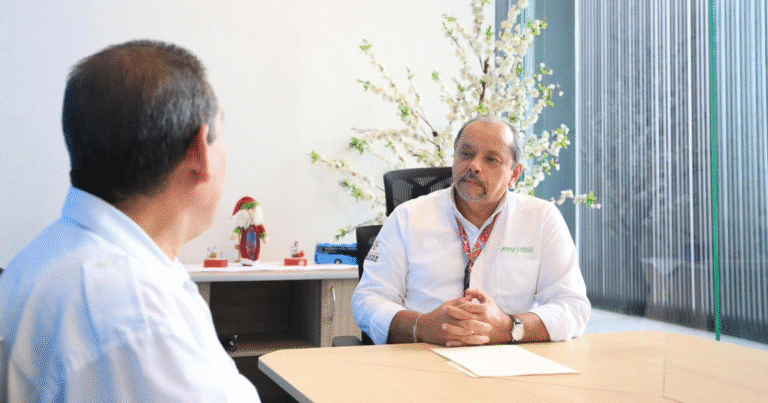 reconocen a taxista por devolver 300 mil pesos a adulto mayor