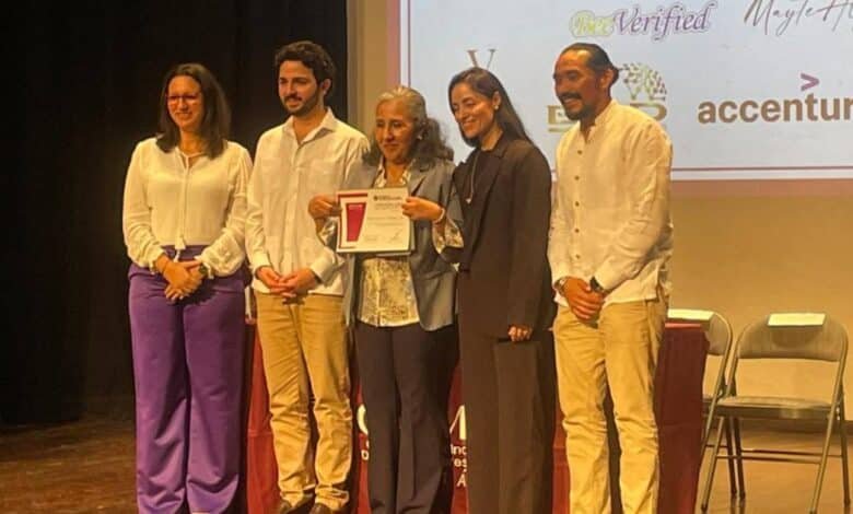 se graduaron 19 mujeres de la primera generación del programa fortalezza en yucatán