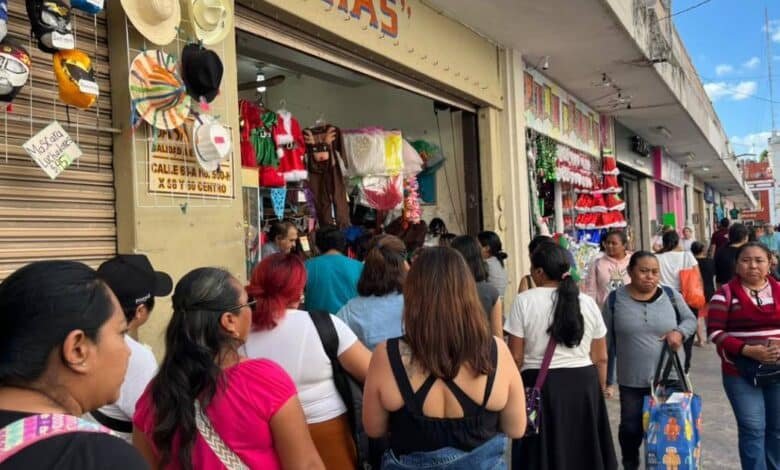 tiendas de disfraces en mérida registran abarrotamiento por la alta demanda de trajes navideños
