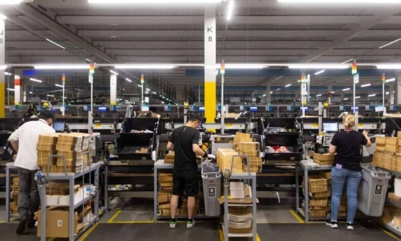 Amazon se reestructura con recortes laborales y más inversión en IA