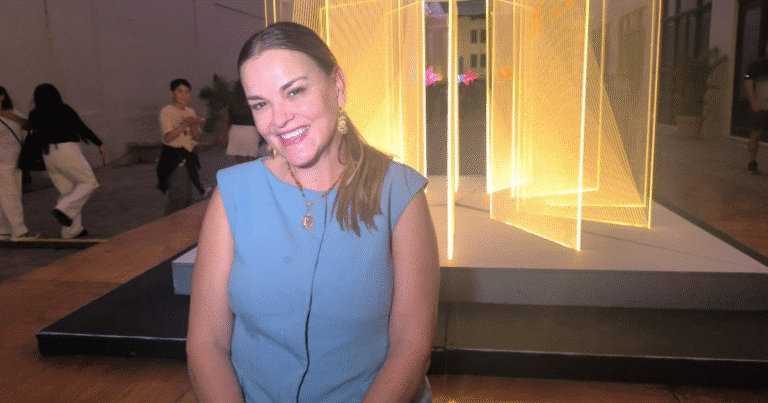 cecilia patrón inaugura la exposición “filux solo la luz” en el pasaje de la revolución