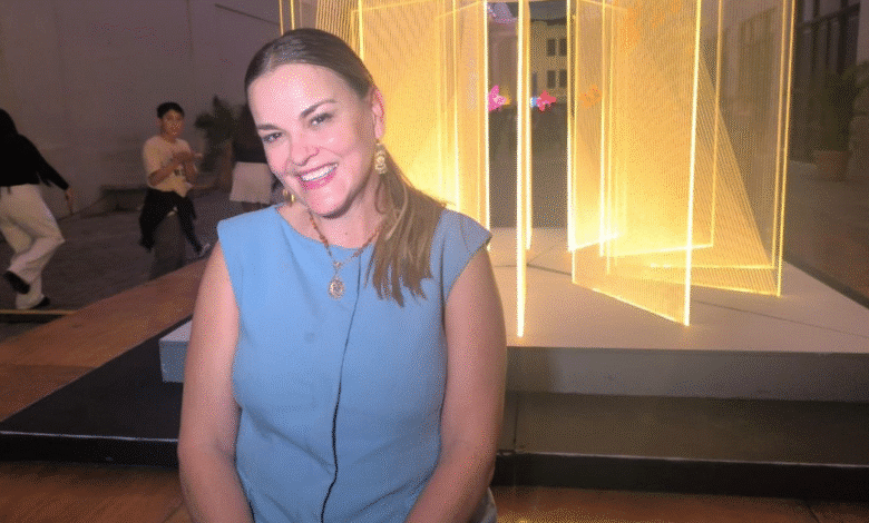 cecilia patrón inaugura la exposición “filux solo la luz” en el pasaje de la revolución