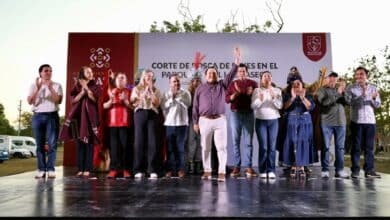 Joaquín Díaz Mena reconoce el trabajo y la labor del director general del IMDUT, Irak Greene Marrufo