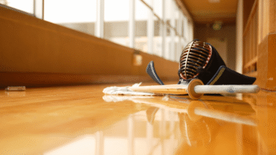 El kendo, arte marcial japonés tradicional que significa literalmente “camino de la espada”, combina historia, filosofía y práctica deportiva para ofrecer a quienes lo entrenan una disciplina que va más allá de la simple técnica física.