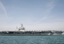 El despliegue del portaaviones Abraham Lincoln y su grupo de escolta en Oriente Próximo marca un nuevo punto de presión en la relación entre Estados Unidos e Irán. Aunque el presidente Donald Trump ha advertido sobre la posibilidad de una acción militar, altos funcionarios estadounidenses aseguran que aún existe margen para una salida diplomática.