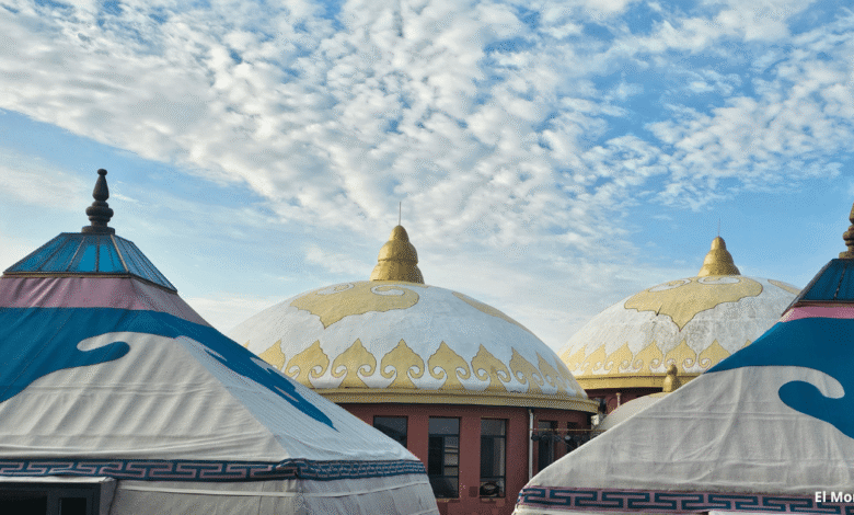 Viajar a Mongolia es adentrarse en uno de los países menos poblados y más auténticos del mundo. Desde el desierto del Gobi hasta las montañas del Altái, el país ofrece actividades para aventureros, sitios históricos imperdibles y experiencias cotidianas que revelan la esencia de su cultura nómada.