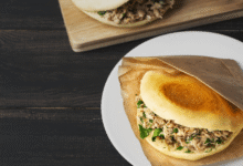 El Rou Jia Mo, considerado por muchos como la “hamburguesa más antigua del mundo”, es uno de los platillos más representativos de la gastronomía china.