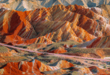 Ubicadas en la provincia de Gansu, en el noroeste de China, las Montañas de Colores de Zhangye Danxia sorprenden al mundo por sus intensas franjas multicolores que parecen pintadas a mano.