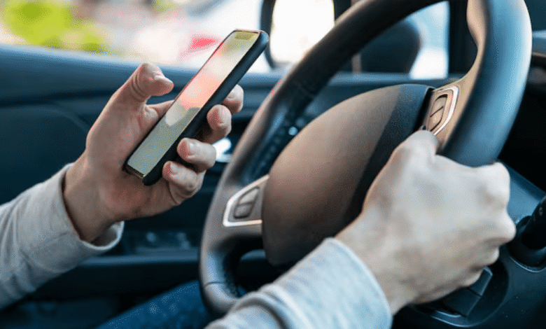 Multa por usar el celular mientras manejas en 2026 monto y sanciones