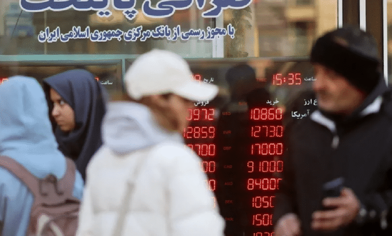 La moneda de Irán atraviesa su peor crisis histórica. El rial se desplomó hasta niveles simbólicos frente al euro y otras divisas, reflejando una economía asfixiada por sanciones internacionales, alta inflación y un clima de inestabilidad política.