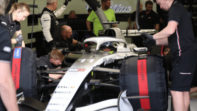 Checo Pérez mejora los tiempos de Cadillac en el segundo día de test en Bahrein