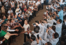 Claudia Sheinbaum atiende a madres buscadoras y rompe protocolo en evento del IMSS