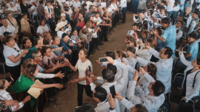 Claudia Sheinbaum atiende a madres buscadoras y rompe protocolo en evento del IMSS