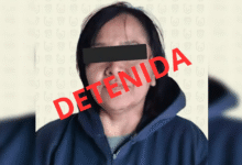 Autoridades capitalinas informaron la captura de una mujer señalada por el homicidio de un motociclista en Iztapalapa, ocurrido el 3 de enero de 2026. La detenida fue localizada en Oaxaca tras permanecer escondida y ya enfrenta proceso por homicidio calificado.