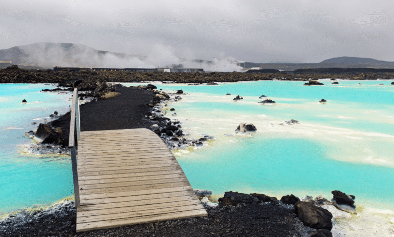 La Blue Lagoon, ubicada en la península de Reykjanes, es uno de los sitios más visitados de Islandia gracias a sus aguas geotérmicas ricas en minerales, su entorno volcánico único y su propuesta de relajación y lujo en plena naturaleza.