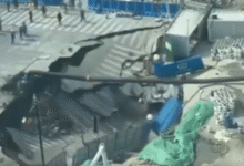 ¡Insólito! Enorme socavón devora carretera en Shanghái; no se reportan víctimas