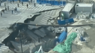 ¡Insólito! Enorme socavón devora carretera en Shanghái; no se reportan víctimas