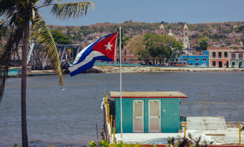 Cuba atraviesa uno de los momentos más complejos de las últimas décadas, marcada por una severa crisis energética, desabasto de productos básicos y una creciente presión de Estados Unidos, que mantiene su política de sanciones con la expectativa de provocar cambios internos en el sistema político de la isla.