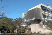 incendio de maleza provoca evacuación preventiva en facultad de psicología de la uady