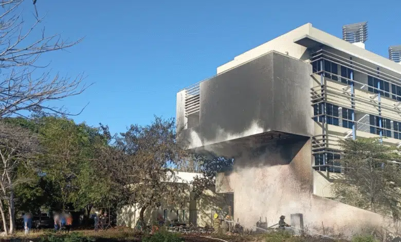 incendio de maleza provoca evacuación preventiva en facultad de psicología de la uady
