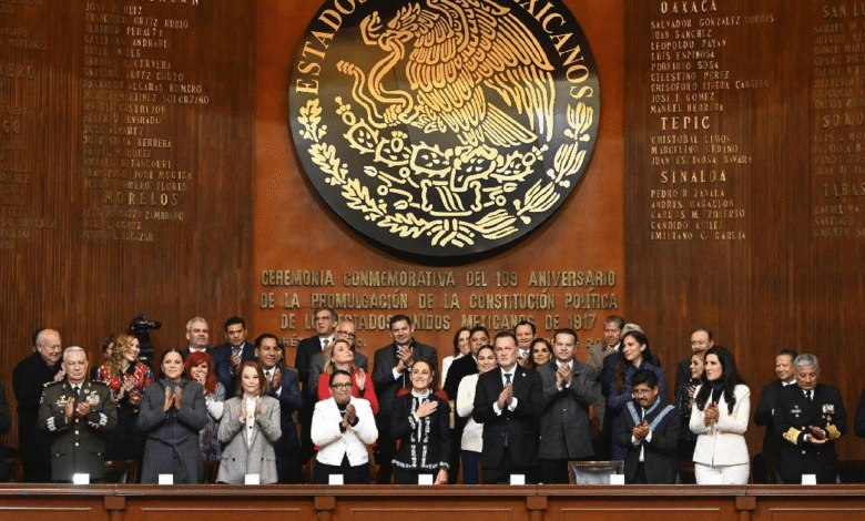 La presidenta de México fue respaldada por las gobernadoras y gobernadores de los 32 estados, como Clara Brugada, CDMX; Delfina Gómez, Edomex; Mara Lezama, Q. Roo; Joaquín Díaz Mena, Yucatán; Javier May Rodríguez, Tabasco, y Layda Sansores, Campeche, durante la sesión solemne por el 109 Aniversario de la Constitución