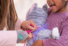 Con el objetivo de garantizar el derecho de niñas, niños y adolescentes a vivir en familia, el DIF Yucatán refuerza sus acciones para agilizar y facilitar los procesos de adopción, al tiempo que mantiene como prioridad absoluta la protección integral de la infancia, informó la directora general del organismo, Shirley Castillo Sánchez.