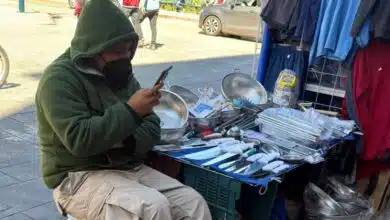 Frío no detiene la vida en puestos del mercado