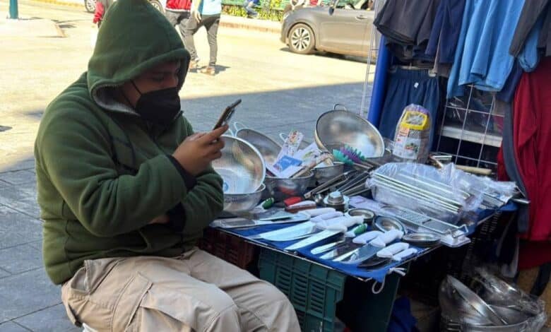 Frío no detiene la vida en puestos del mercado