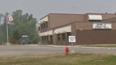 Autoridades de Columbia Británica confirmaron que la sospechosa del tiroteo en una escuela de Tumbler Ridge era una joven de 18 años con antecedentes de intervenciones policiales por temas de salud mental; el ataque dejó ocho personas fallecidas y decenas de heridos.