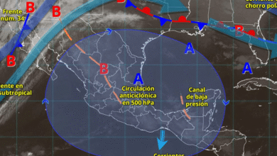 Para hoy, el frente frío núm. 34 se desplazará sobre el noroeste y norte de la República Mexicana, interaccionará con la vaguada polar y con las corrientes en chorro polar y subtropical, ocasionarán vientos fuertes a muy fuertes, lluvias y chubascos en dichas regiones.