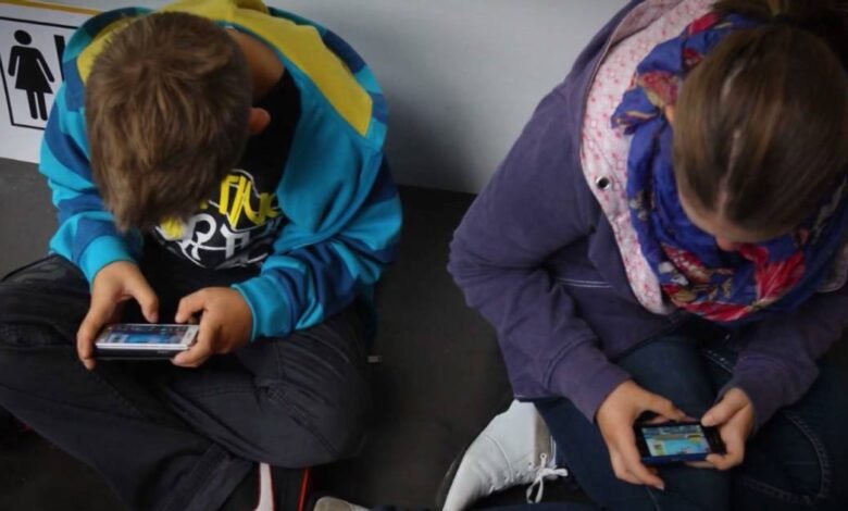 Reino Unido analiza prohibir redes sociales a menores de 16 años