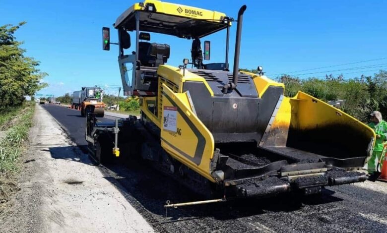 Supervisa titular de la SICT trabajos del tren de pavimentación en la carretera Salvatierra-Celaya. Imagen: Cortesía.