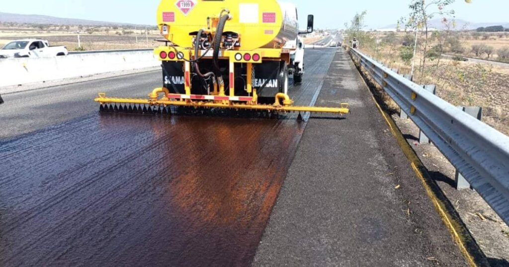 supervisa titular de la sict trabajos del tren de pavimentacion en la carretera salvatierra celaya 2