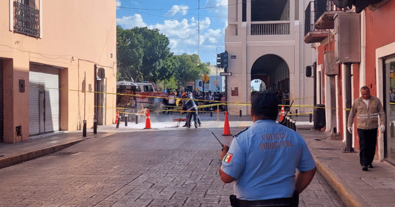 atienden corto circuito en registro eléctrico del centro de mérida