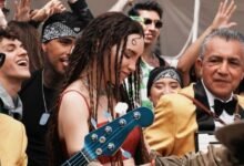 Belinda sorprende al simular un asalt4 en tono de broma durante su regreso a México