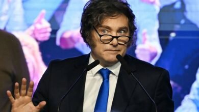 Cae popularidad de Javier Milei por acusaciones de corrupción en Argentina La imagen del presidente argentino Javier Milei atraviesa un momento de desgaste en medio de cuestionamientos que han impactado directamente en la percepción pública de su gobierno. Diversas encuestas recientes reflejan una caída en su nivel de aprobación durante marzo, marcada por el creciente peso de denuncias relacionadas con presuntos actos de corrupción. De acuerdo con sondeos, el respaldo al mandatario registró una disminución cercana a los cinco puntos porcentuales en pocas semanas, mientras que la opinión negativa aumentó de forma significativa. Este cambio en la tendencia evidencia un giro en las preocupaciones de la población, donde temas como la corrupción han comenzado a ocupar un lugar prioritario junto a los problemas económicos. Uno de los factores que ha influido en este descenso es el llamado caso $LIBRA, vinculado a una criptomoneda que fue promocionada públicamente y que posteriormente colapsó, generando pérdidas millonarias. Este episodio ha derivado en señalamientos legales y ha puesto en entredicho la narrativa anticorrupción que impulsó la llegada de Milei al poder. A ello se suman controversias dentro de su propio gabinete, particularmente las relacionadas con su jefe de gobierno, lo que ha intensado el escrutinio sobre la transparencia de la administración. Analistas coinciden en que estos escándalos han debilitado uno de los principales pilares políticos del presidente: su promesa de combatir prácticas irregulares en el ámbito público. En este contexto, el escenario político se vuelve más complejo para el gobierno argentino, especialmente de cara a futuros procesos electorales. La evolución de estos casos y la respuesta institucional serán determinantes para definir si se trata de una caída temporal o de un cambio más profundo en el respaldo ciudadano.