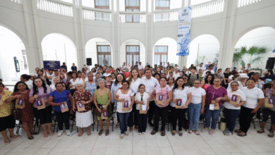 cecilia patrón entrega lentes gratuitos a mujeres de mérida