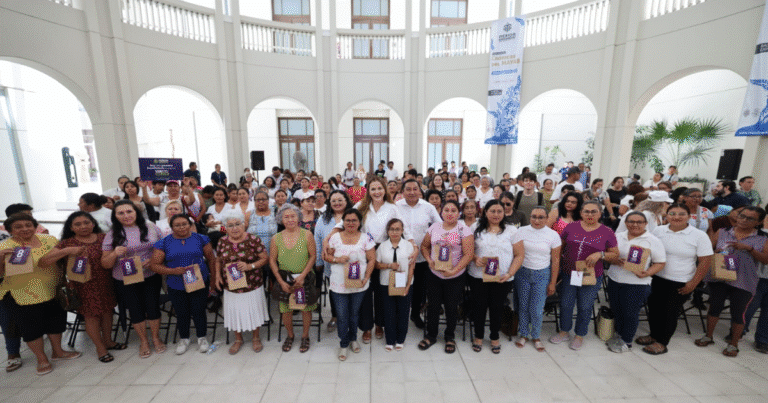 cecilia patrón entrega lentes gratuitos a mujeres de mérida