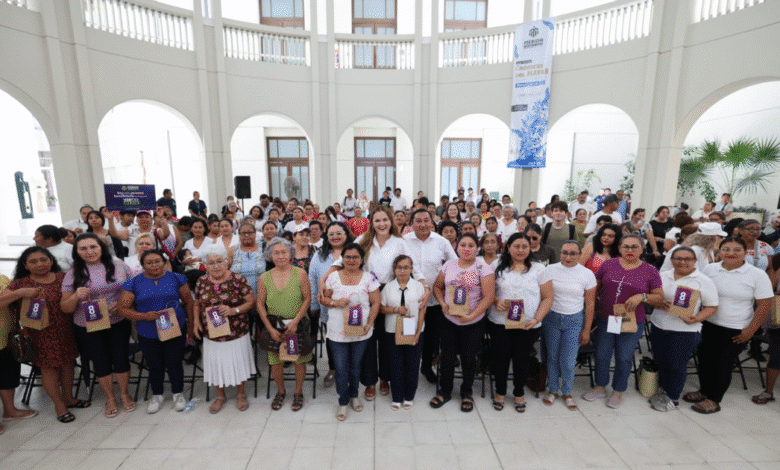 cecilia patrón entrega lentes gratuitos a mujeres de mérida