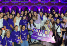 iluminan de morado el palacio municipal de mérida por el 8m