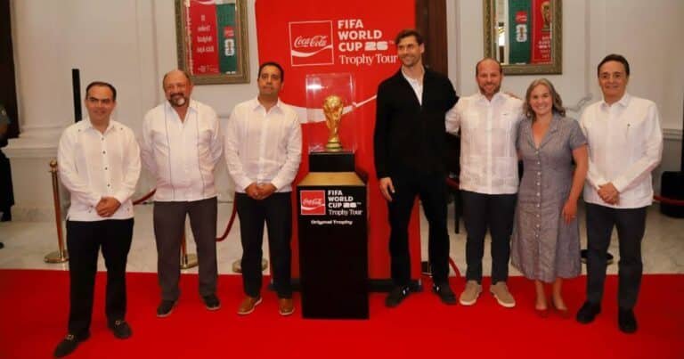 llega a mérida el trofeo de la copa mundial