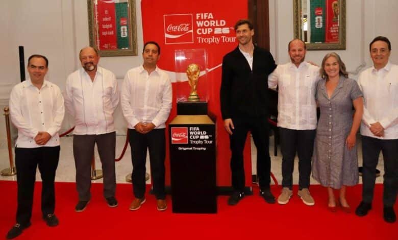 llega a mérida el trofeo de la copa mundial