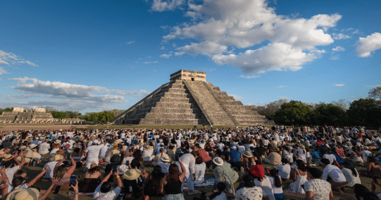 más de 15 mil visitantes presenciaron descenso de kukulcán en chichén itzá